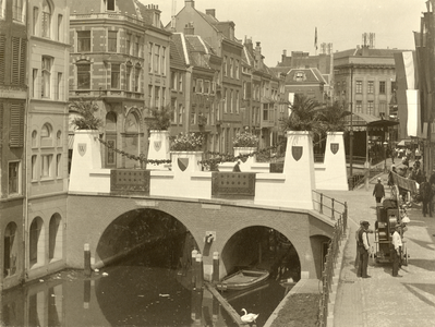 98486 Afbeelding van de versiering op de Maartensbrug over de Oudegracht te Utrecht vanwege het bezoek van Koningin ...